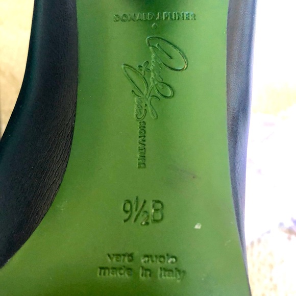 Donald J Pliner Italian leather chelsea boots with pointy toes. - Picture 8 of 9